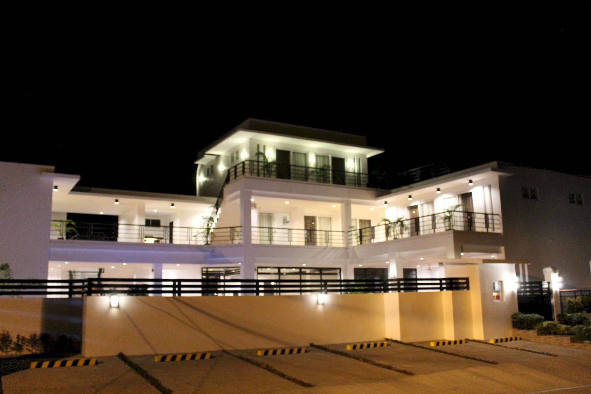 Be-Ing Suites Davao Stadt Exterior foto