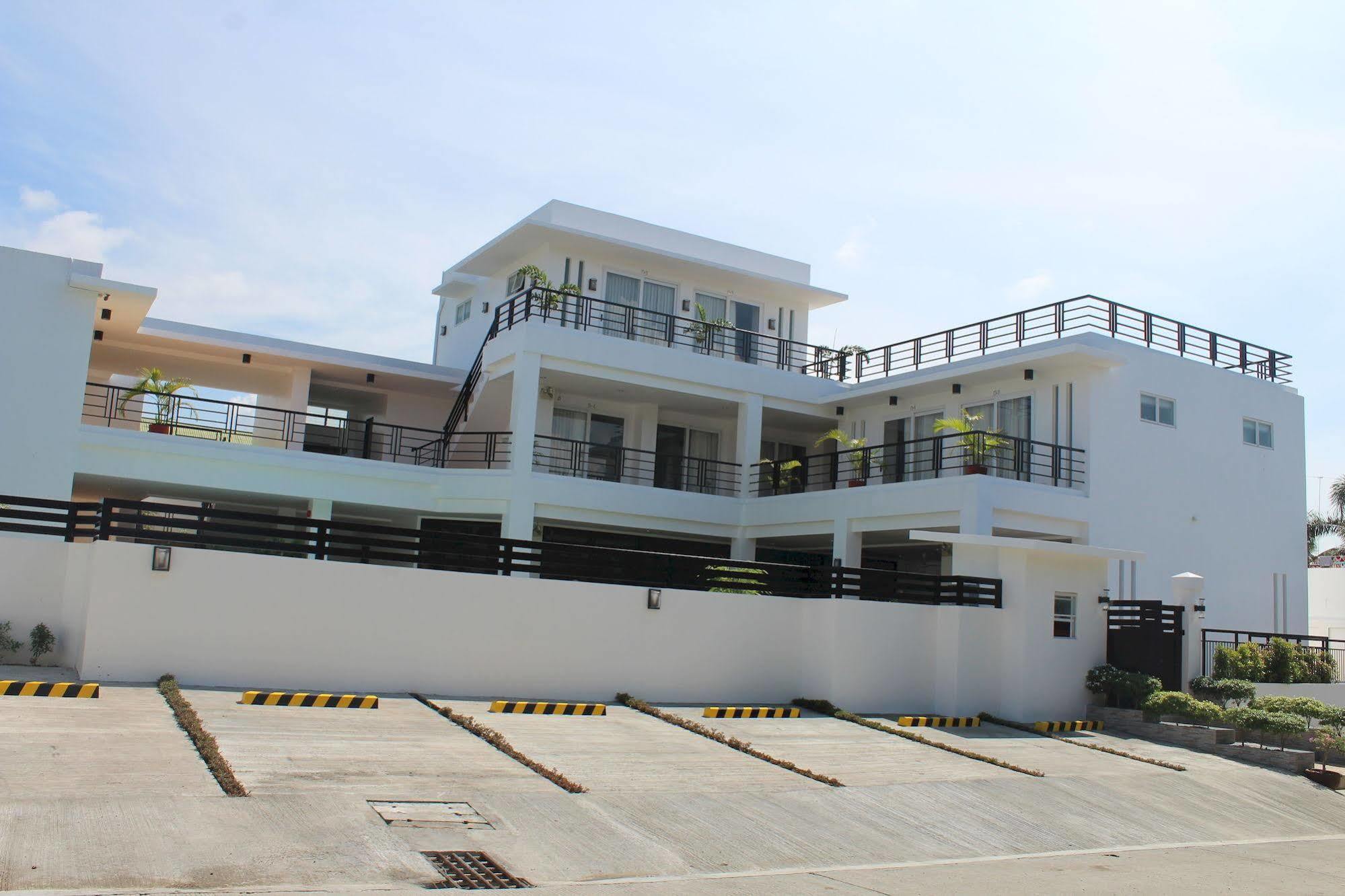 Be-Ing Suites Davao Stadt Exterior foto