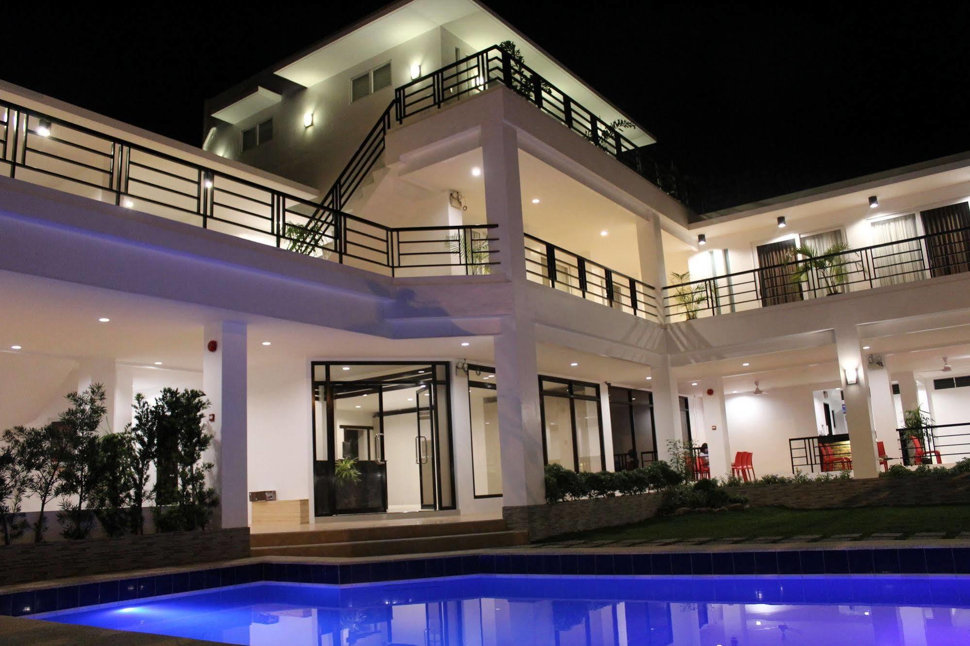 Be-Ing Suites Davao Stadt Exterior foto